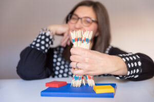 Commercialista che spiega la differenza tra regime forfettario o ordinario